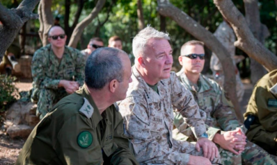 بعد تلويح تل أبيب بضرب منشآت نووية إيرانية.. قائد القيادة الوسطى الأميركية في إسرائيل لبحث ملف إيران