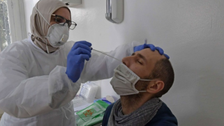 المرأة في الصفوف الأولى تواجه كورونا وصوتها غير مسموع