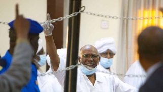 محاكمة البشير تضع الحكومة الانتقالية في السودان أمام تحدي تحقيق العدالة والمساءلة