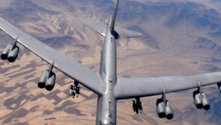 تستخدم منذ حكم أيزنهاور.. استعراض أميركي للقوة بقاذفات بي-52 في سماء الخليج