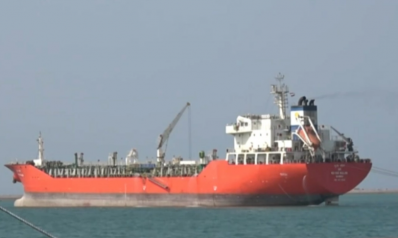 اليمن.. الحكومة تعلن السماح بدخول سفن نفطية إلى الحديدة والحوثيون يرفضون “المقايضة”