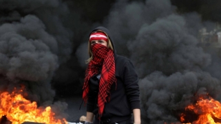 الإطارات المحروقة رسائل غضب شعبية في لبنان