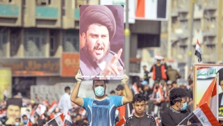 مقتدى الصدر يتلقى لقاح كورونا.. التمسح بالأضرحة لم يفد