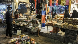 العراق: ارتفاع جديد في سعر صرف الدولار وتحذيرات من تفاقم معدلات الفقر