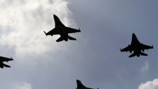 إيران تستنكر وفصائل مسلحة تتوعد.. غارات أميركية بالعراق وسوريا والبنتاغون يكشف الأهداف والأسباب