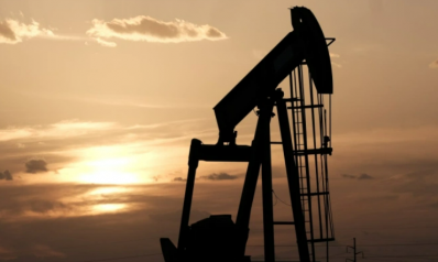 أسعار النفط تقفز قرب ذروة 3 أعوام.. فماذا عن الدولار؟