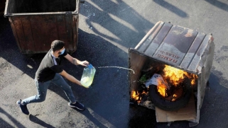 الاقتصاد يغلب السياسة.. هل قدر اللبنانيين الجوع والفقر