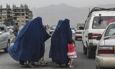 أفغانيات يلجأن إلى “مفرش السرير” بعد نفاد البرقع