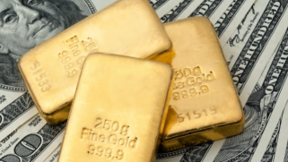 الذهب فوق 1800 دولار بفعل هبوط الدولار والطلب على الملاذ الآمن