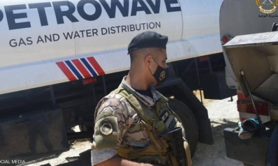 الجيش اللبناني يصادر وقودا ويوزعه مجانا.. واستدعاء ناشطين