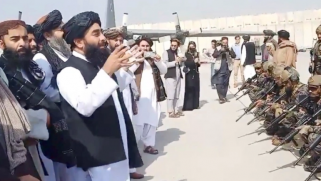 طالبان تعلن حكومتها خلال أيام وقطر تحثها على توفير ممر آمن للمغادرين