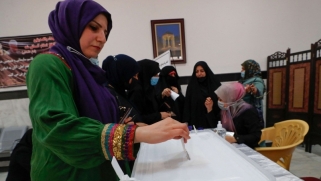 العراق يحتجز ضباطا شاركوا في الحملات الدعائية للانتخابات