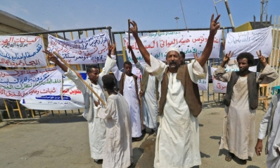 المدنيون والعسكريون يلجأون إلى الشارع السوداني لحسم الصراع