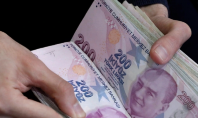 الليرة التركية تواصل انخفاضها وتبلغ مستوى قياسيا أمام الدولار