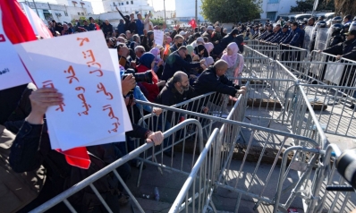 الأمن التونسي يتصدى لمحاولات أنصار حركة النهضة اقتحام البرلمان