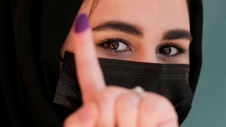 القوى الخاسرة في الانتخابات العراقية تتسابق لكسب ودّ المستقلين على أمل تحسين وضعها التفاوضي