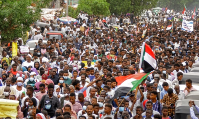 انطلاق مظاهرات تطالب بحكم مدني في السودان والسلطات تقطع الإنترنت وتغلق الجسور