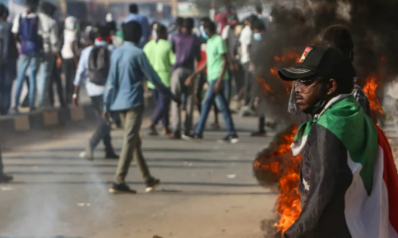 السودان.. الآلاف يحتجون قرب القصر الجمهوري وقوات الأمن تطلق الغاز لتفريقهم