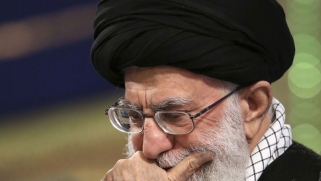 رجال الدين الإيرانيون يخرجون عن سيطرة خامنئي