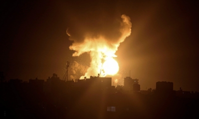 إسرائيل تقصف غزة ردا على إطلاق صاروخين في البحر قبالة تل أبيب