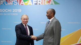 التقارب مع روسيا ينذر بعودة السودان إلى العزلة الدولية