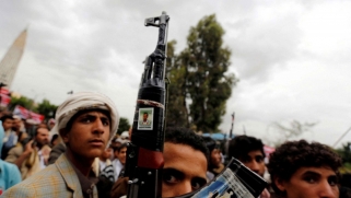 الحوثيون يخوضون حربا من نوع آخر في مناطق سيطرتهم