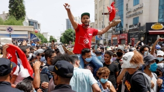 حملة إعفاءات لمسؤولين سامين في تونس تحيي الجدل بشأن حياد الإدارة