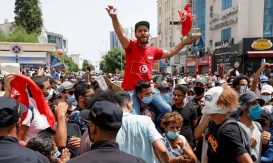 حملة إعفاءات لمسؤولين سامين في تونس تحيي الجدل بشأن حياد الإدارة