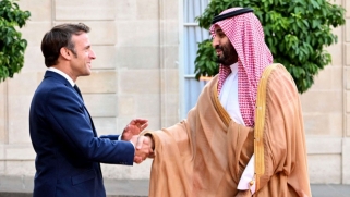ماكرون في استقبال محمد بن سلمان: مصلحة فرنسا قبل المزايدات