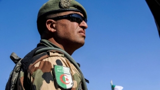 تعاظم دور الجيش الجزائري لتعزيز مؤسسات الدولة أم لتقوية نفوذه السياسي