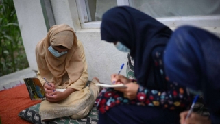 الأفغانيات في عهد طالبان: نساء يواصلن العمل وفتيات يرتدن مدارس سرية
