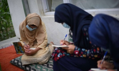 الأفغانيات في عهد طالبان: نساء يواصلن العمل وفتيات يرتدن مدارس سرية