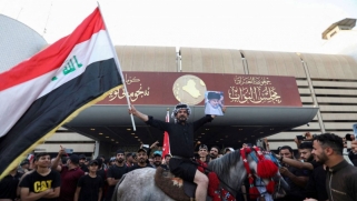 إخلاء أنصار الصدر لمبنى البرلمان العراقي يفسح المجال أمام الحوار