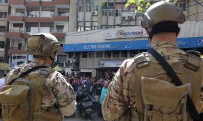 سلسلة اقتحامات للمصارف اللبنانية وقرار بإغلاق البنوك