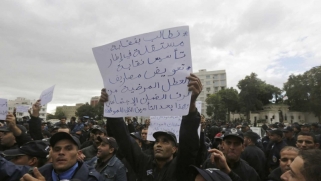الجزائر تستعد لتوسيع حظر الإضراب في قطاعات جديدة