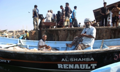 الحوثيون يهددون الملاحة البحرية بتحويل مركز إنزال سمكي إلى ثكنة عسكرية