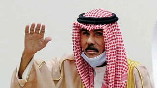 كويت القلق: سفر الأمير للعلاج وتأجيل انعقاد مجلس الأمة