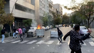 إيران تعتقل فرنسيا خامسا وسط تعهد أوروبا بفرض المزيد من العقوبات