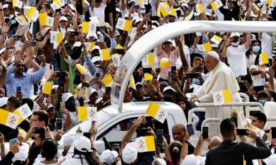 مؤمنون يستقبلون البابا فرنسيس بالدموع في البحرين: حلم تحقّق