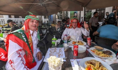 المشجعون الأجانب في كأس العالم يعيشون الأجواء العربية