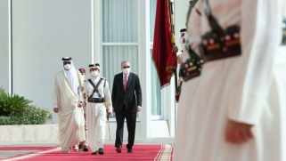 تعاون لإنقاذ أردوغان أم سباق بين قطر والسعودية