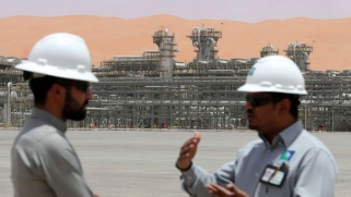 السعودية في قلب السباق العالمي: زيادة الإنتاج النفطي أم تقليل الانبعاث