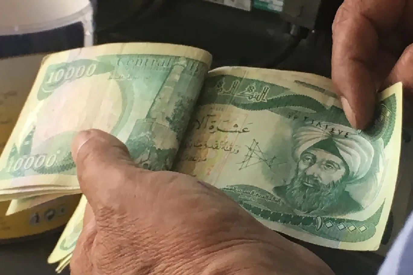 The price of the dollar in Iraq is under US federal pressure and smuggling