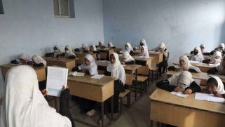 طالبان تحظر تعليم الفتيات تحت تهديد السلاح