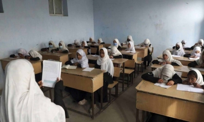 طالبان تحظر تعليم الفتيات تحت تهديد السلاح