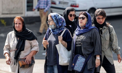 إيران تعلن عن مراجعة قانون الحجاب.. مناورة لتخفيف الضغوط