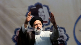 في إيران… الصواريخ والمسيّرات لا تطعم خبزا