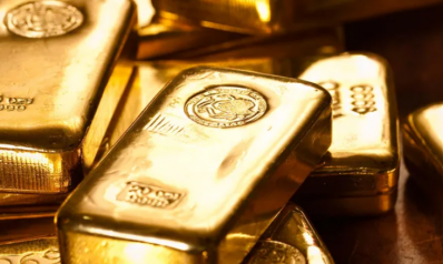 الذهب عند أعلى مستوى له في 8 أشهر مدعوما بتراجع الدولار