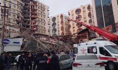 مئات القتلى وآلاف الجرحى جراء زلزال مدمر ضرب تركيا وسوريا