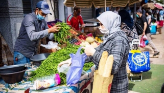 مواطنو المغرب العربي يواجهون ارتفاع الأسعار كل بطريقته